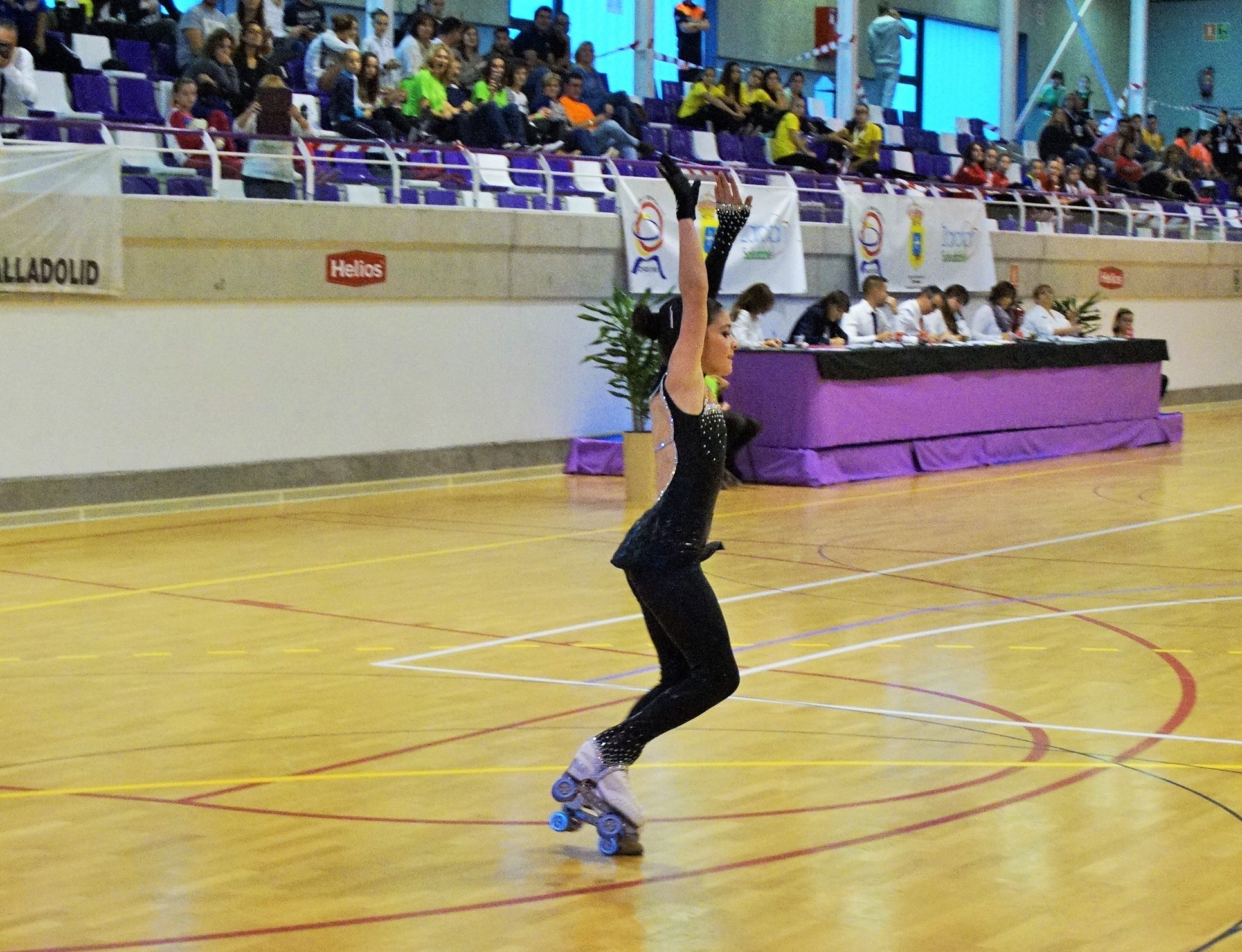 Lucía Fernández y Aleix Bou ocupan las primeras posiciones tras el programa  corto - Patinaje Artistico