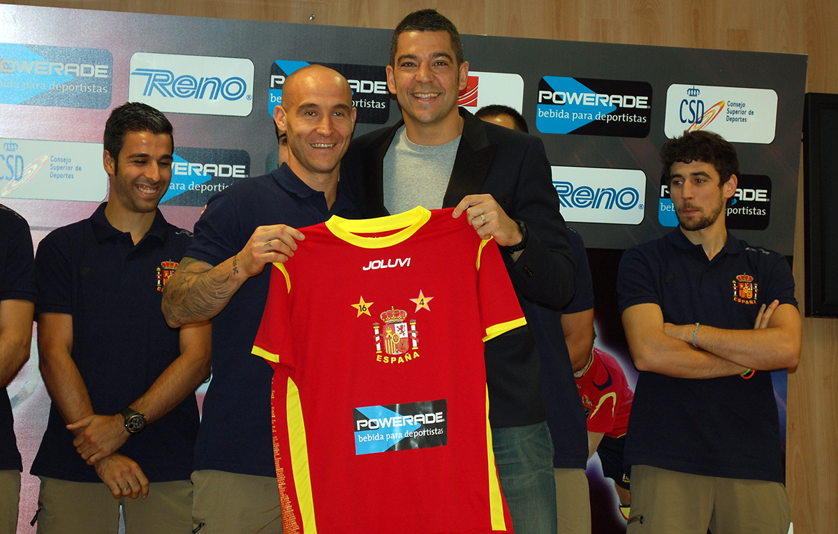 Camiseta roja y oro España, Selección camiseta oficial