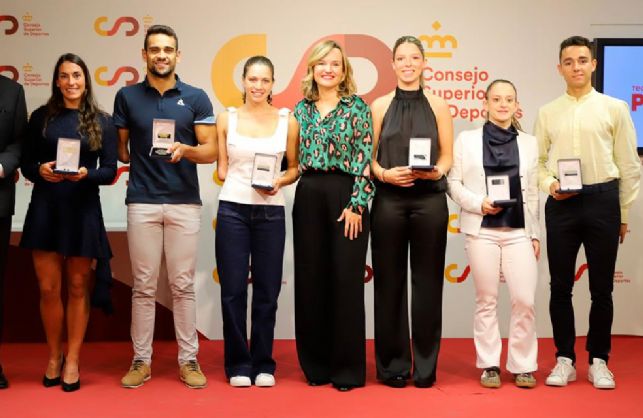 Hctor Dez y Carlota Badorrey reciben los premios CSD-Carrera Dual