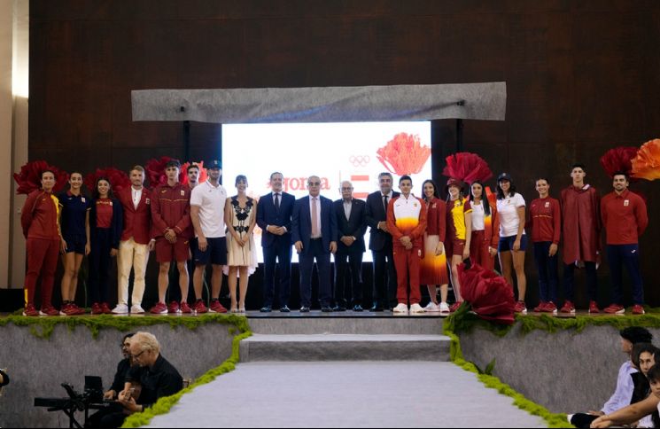 El COE y Joma presentan la equipacin espaola que vestirn nuestros deportistas en los Juegos Olmpicos de Pars 2024