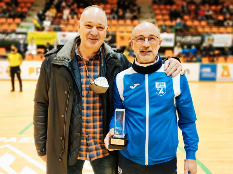 Albert Folguera recibe el MVP Parlem al Entrenador del Mes de la Parlem OK Liga